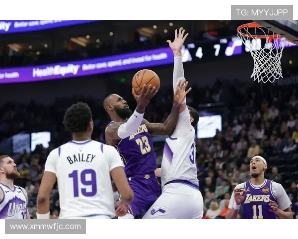 湖媒发布替补席照片詹姆斯与东契奇两端分坐全队沉默显距离感